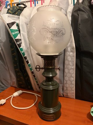 Lámpara antigua negro y blanca con plafón.