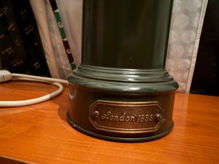 Lámpara antigua negro y blanca con plafón.