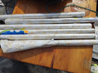 Rollos de papel pintado con diseño dorado