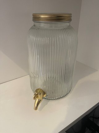 Dispensador de vidrio con grifo dorado