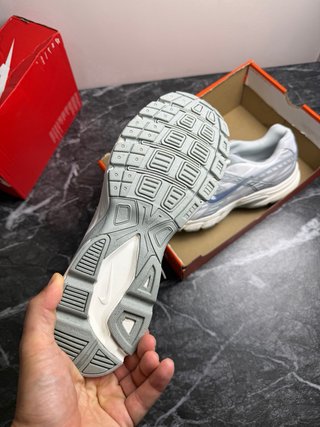 Scarpe Nike grigie e bianche initiator