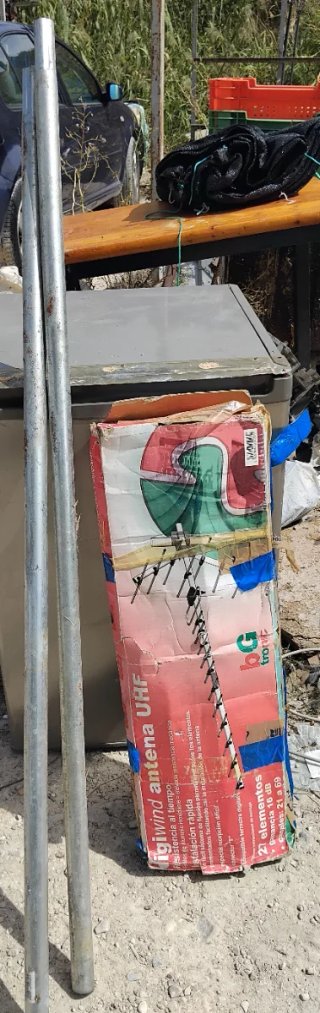 Antena UHF Igiwind con palos