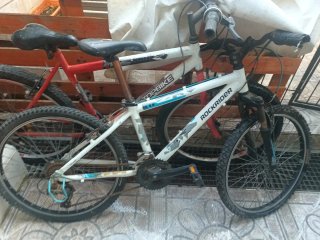 Bicicletas, una blanca y otra roja