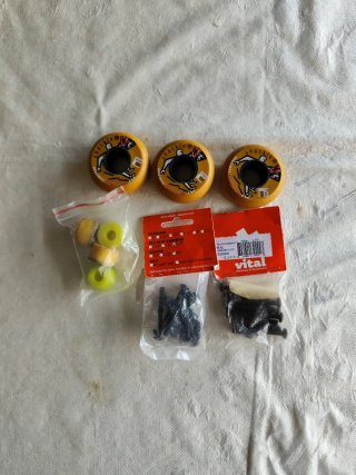 Ruedas y tornillos skate Shackle Vital