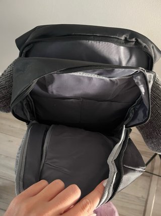 Mochila negra para portátil con puerto USB