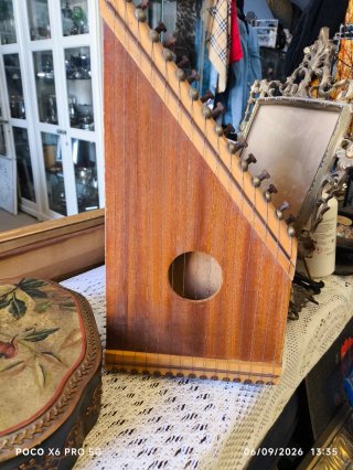 Cítara de mesa o arpa de regazo