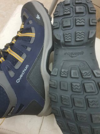Botas de montaña azules y grises