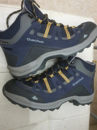 Botas de montaña azules y grises