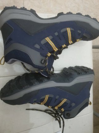 Botas de montaña azules y grises