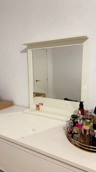 Cajonera Ikea blanca con espejo