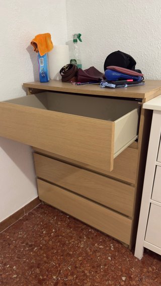 Cajonera Ikea blanca con espejo