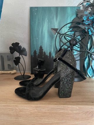 Sandali Guess neri con glitter