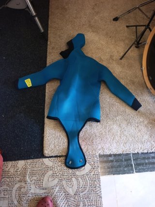 Traje de neopreno azul con capucha