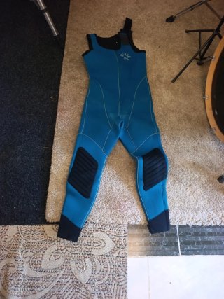 Traje de neopreno azul con capucha