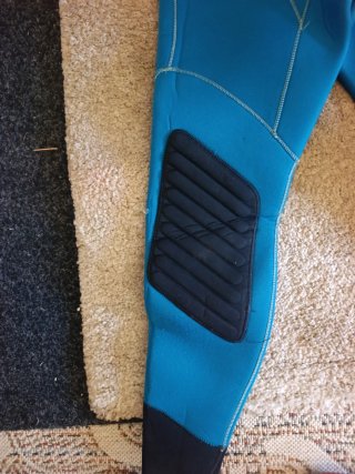 Traje de neopreno azul con capucha