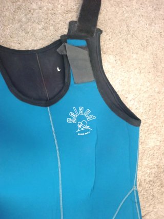 Traje de neopreno azul con capucha