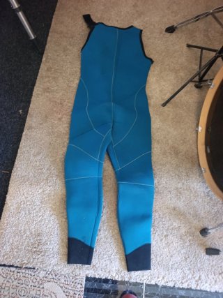 Traje de neopreno azul con capucha
