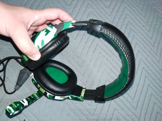 Cascos verdes y multicolor