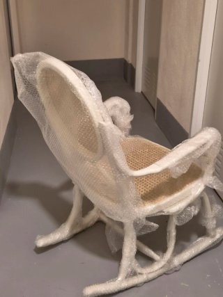 Sedia a dondolo in rattan naturale