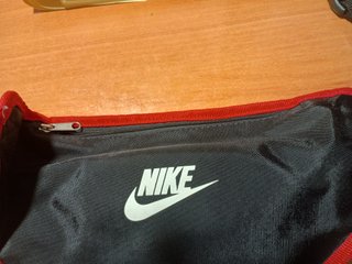 Riñonera Nike Negra y Roja