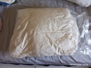 Edredón plumas beige.