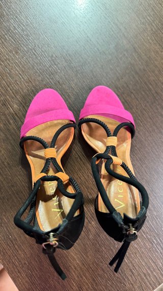 Tacones de tiras fucsia y naranja