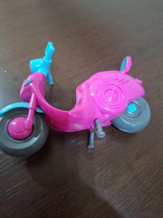 Ciclomotor rosa y azul para muñecas