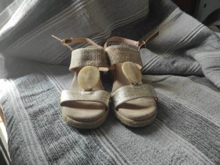 Sandalias cuña esparto doradas