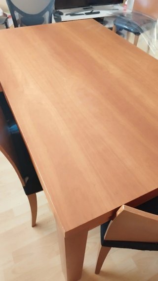 Tavolo da pranzo in legno e 6 sedie abbinate.