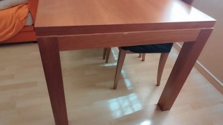 Tavolo da pranzo in legno e 6 sedie abbinate.