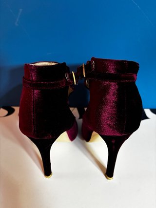 Sapatos de salto alto roxos
