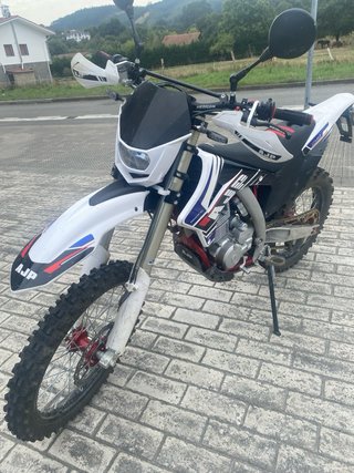 Moto Enduro AJP Roja y Blanca