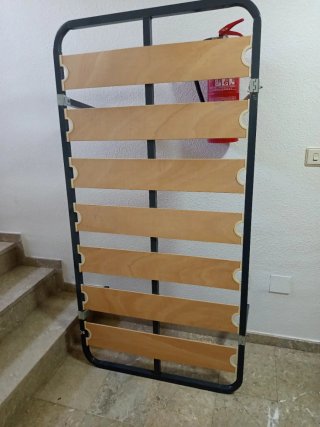 Dos..Somier metálico con lamas de madera