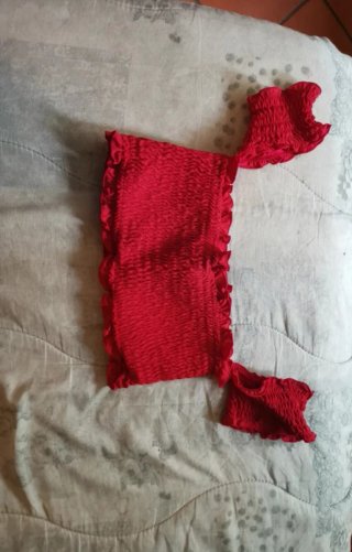 Top rosso con maniche a sbuffo