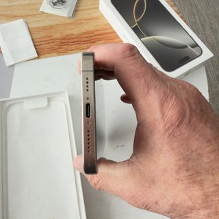 iPhone 16 Pro Max 256GB con pequeño rasguño