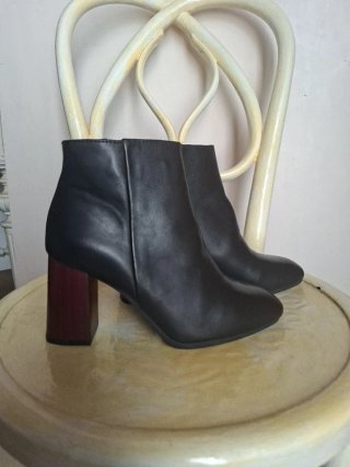 Botines de piel negra con tacón