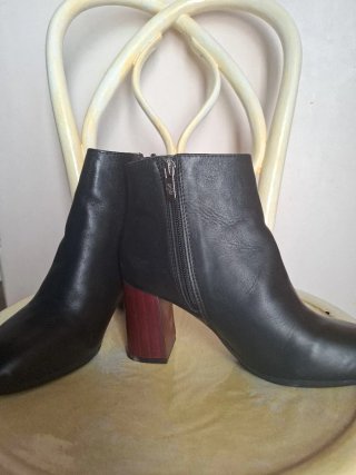 Botines de piel negra con tacón
