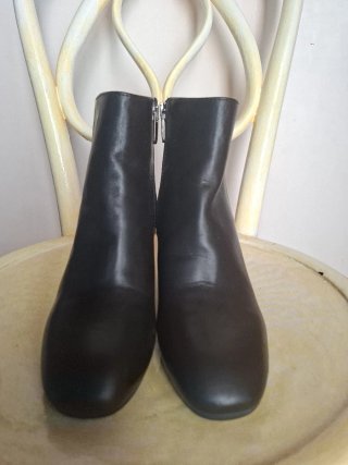 Botines de piel negra con tacón