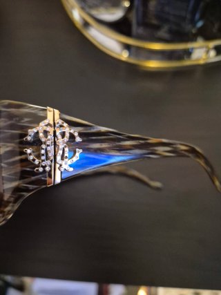 Occhiali da sole con decorazioni