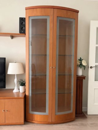 Vitrina de cristal y madera