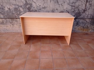 Mesa de estudio de madera clara