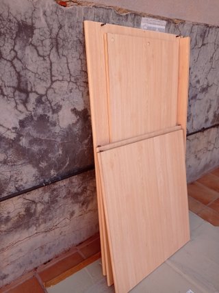 Mesa de estudio de madera clara