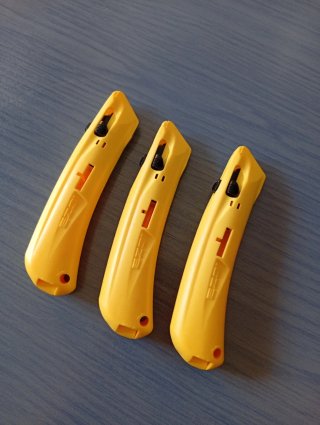 Cúter de seguridad amarillo