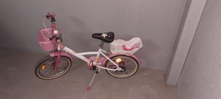 Bicicleta infantil rosa com cesto