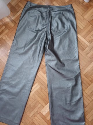 Pantalones efecto piel Stradivarius