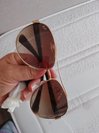 Gafas de sol Ray-Ban doradas y marrones