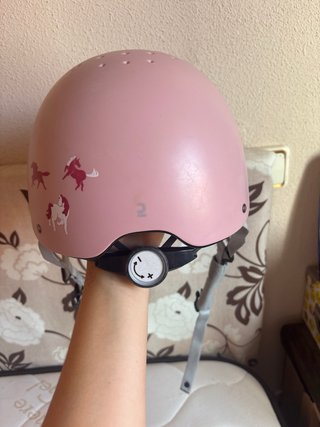 Casco de equitación rosa con caballos