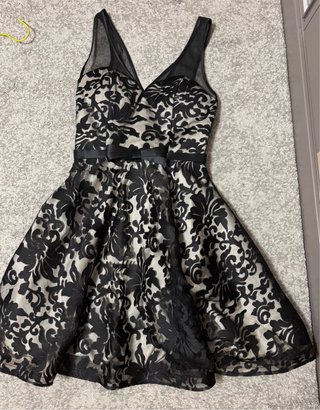 Vestido de fiesta negro y beige.