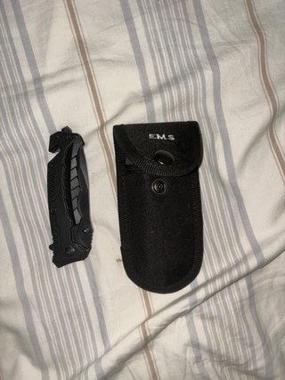 Cuchillo multiusos negro con funda