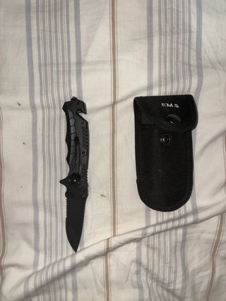 Cuchillo multiusos negro con funda